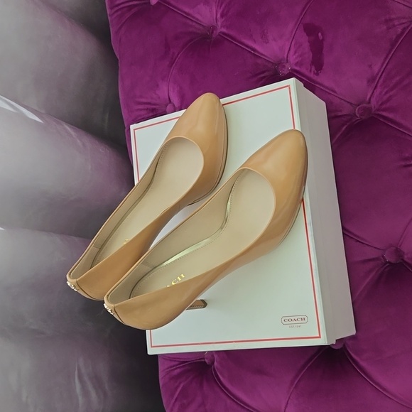 NWT COACH GIOVANNA PATENT HEELS IN LIGHT CAMEL - Picture 3 of 5